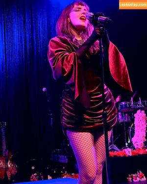 Lauren Mayberry photo #0340