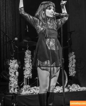 Lauren Mayberry photo #0451