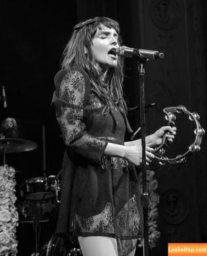 Lauren Mayberry photo #0453