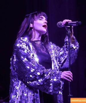 Lauren Mayberry photo #0456