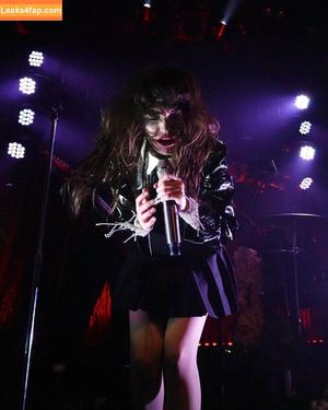 Lauren Mayberry photo #0718