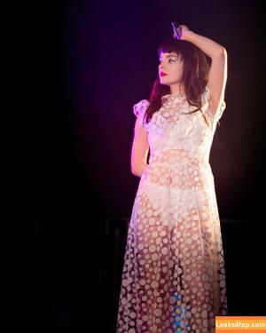 Lauren Mayberry photo #0944