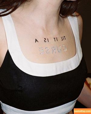 Lauren Mayberry photo #0976