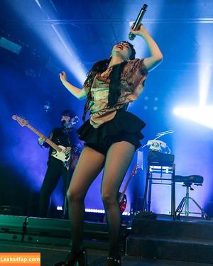 Lauren Mayberry photo #1329