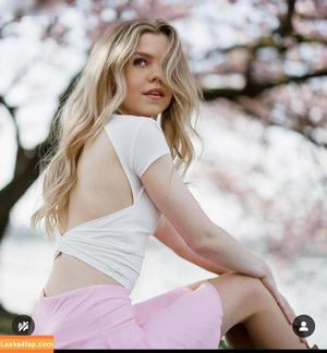 Lea Peach photo #0425