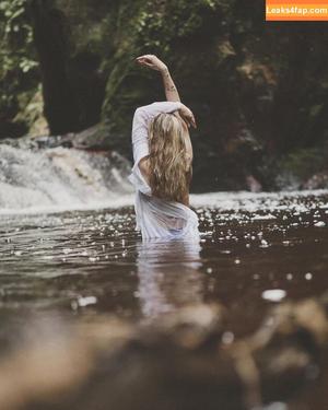 Leah Blake photo #0002