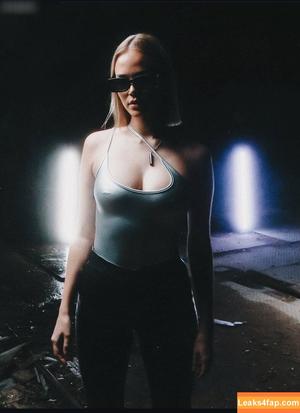 Leonievanee/ Carovanee photo #0003