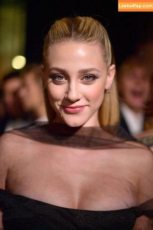 Lili Reinhart фото #0023