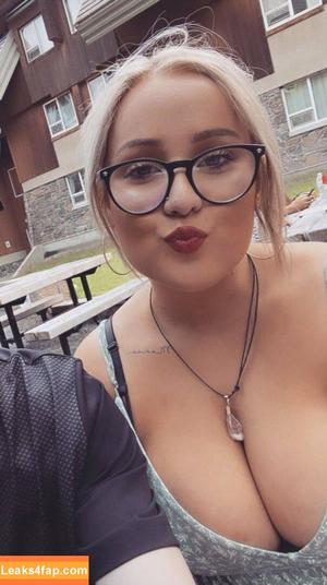 Lilly Alcorn photo #0010