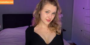 Lily ASMR photo #0001