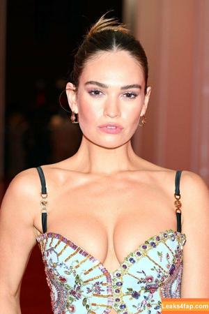 Lily James фото #0003