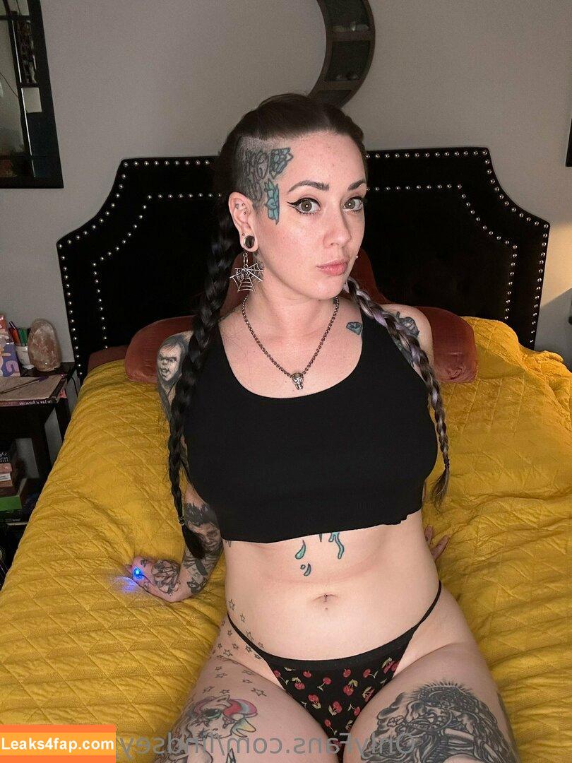 lindseyjenningz / hairy.bitch leaked photo photo #0032