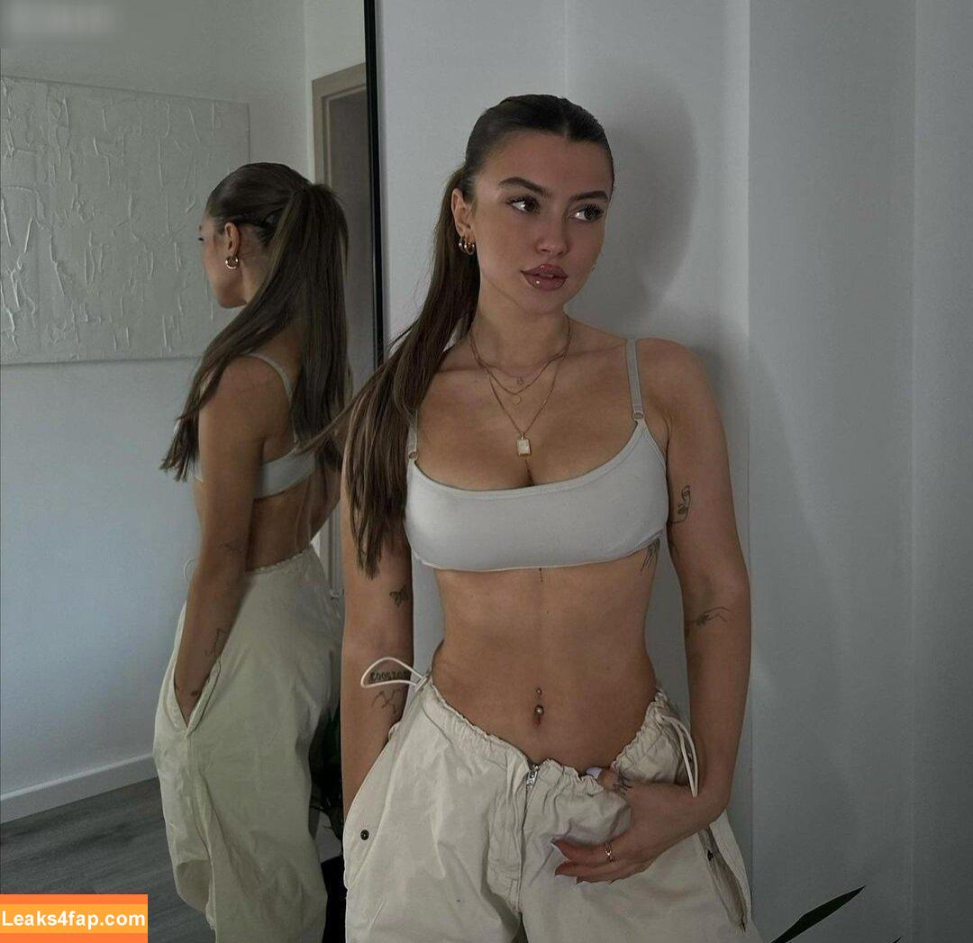 linuschka /  leaked photo photo #0031