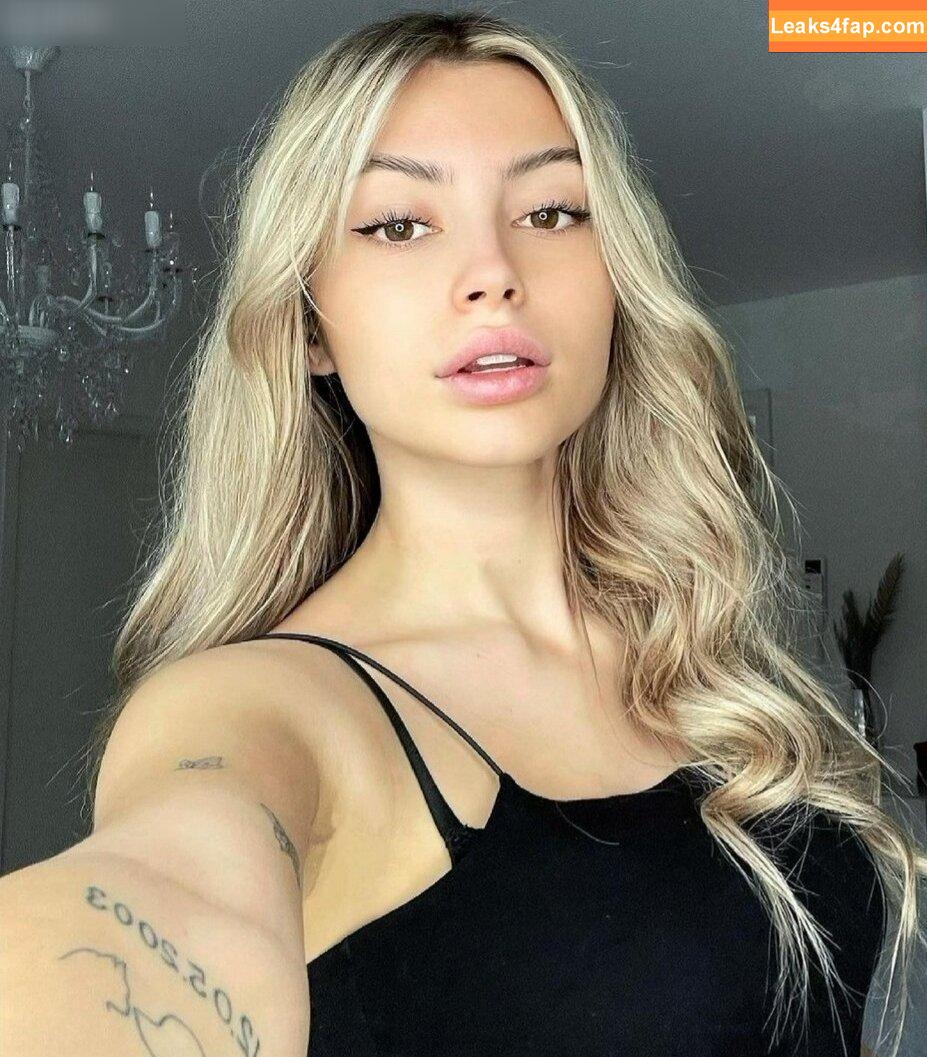 linuschka /  leaked photo photo #0073