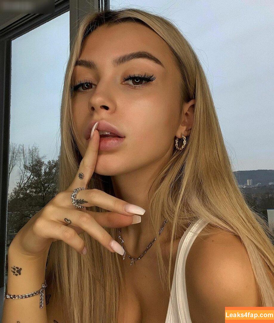 linuschka /  leaked photo photo #0080