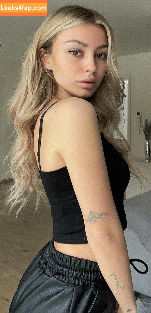 linuschka /  leaked photo photo #0086