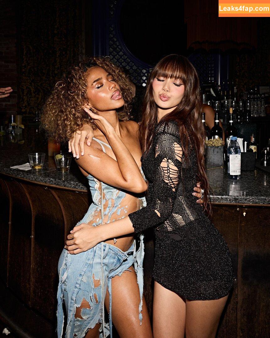 Lisa Blackpink /  слитое фото фото #0277