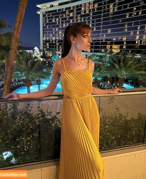 Lisa Foiles photo #0238