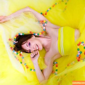 Lisa Foiles photo #0257