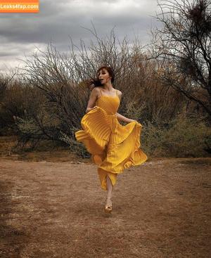 Lisa Foiles photo #0276