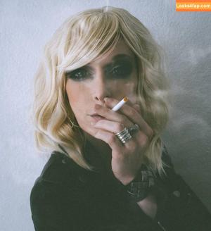 Lisa Foiles photo #0346