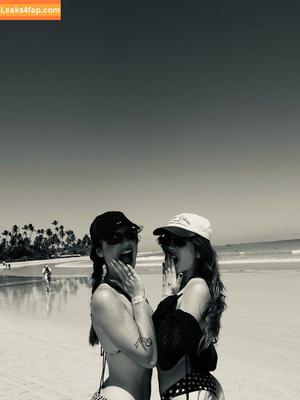 Liv Resenhas photo #0114