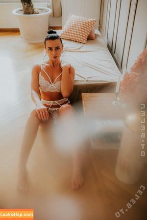 Liz Snowfoot photo #0158