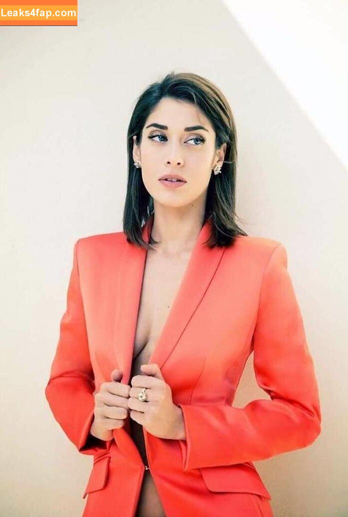 Lizzy Caplan / thelizzycaplan leaked photo photo #0131