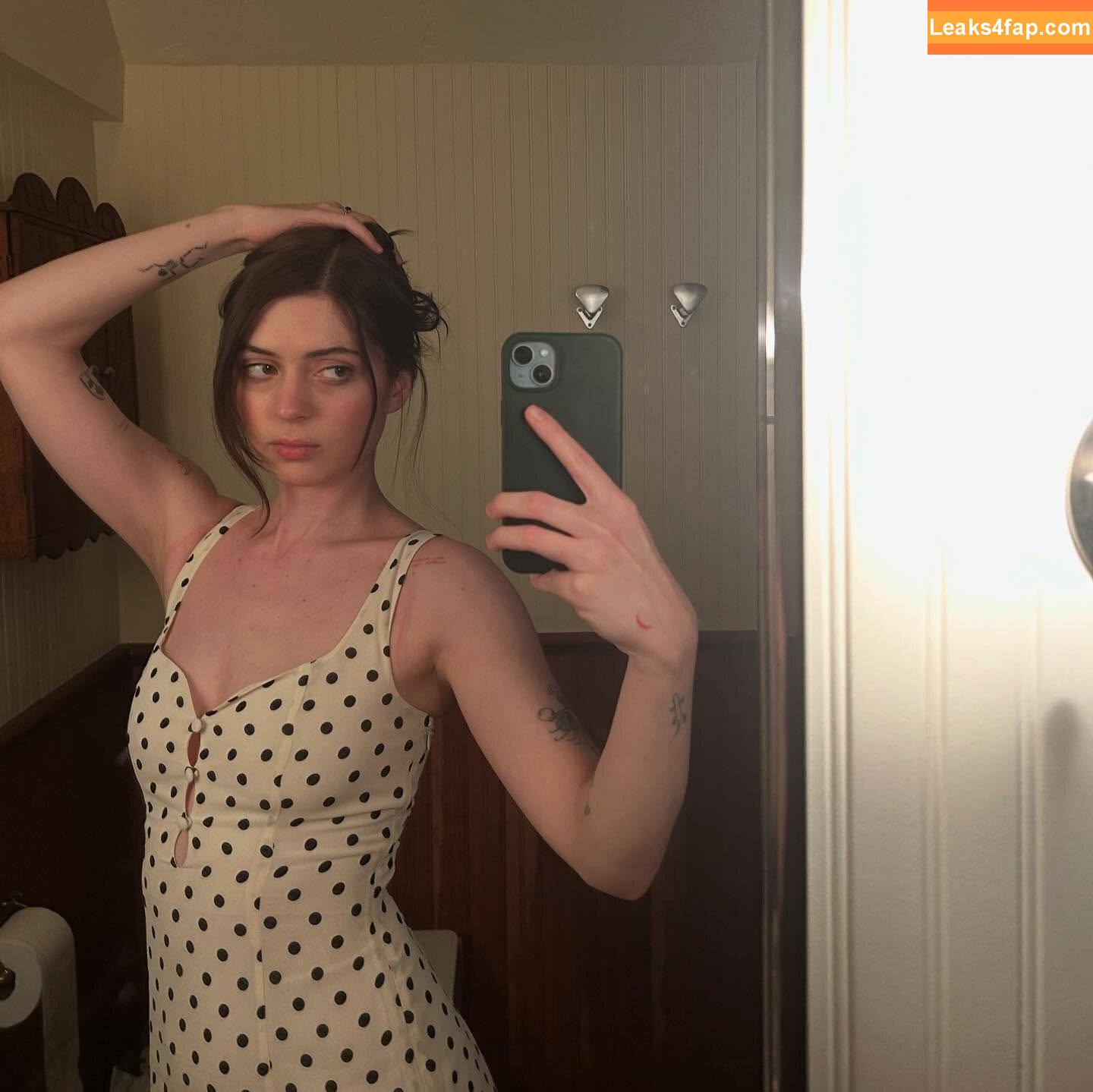 Lizzy McAlpine / jesus_yo / lizzymcalpine leaked photo photo #0094
