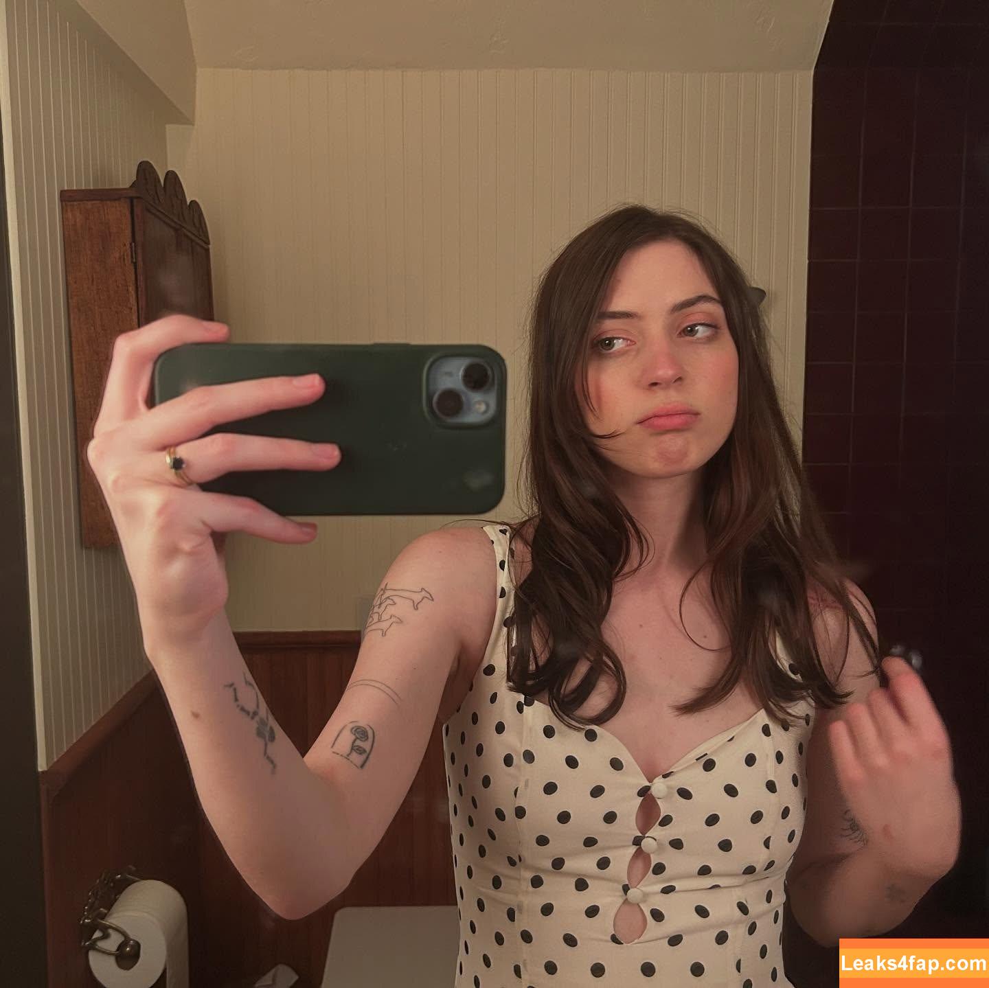 Lizzy McAlpine / jesus_yo / lizzymcalpine leaked photo photo #0096