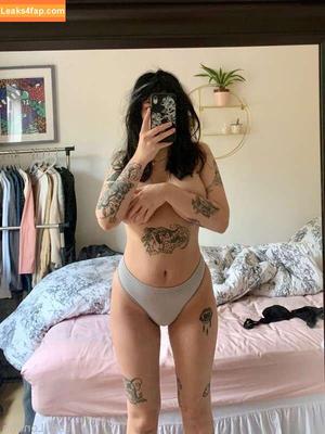 Lola Devours photo #0001