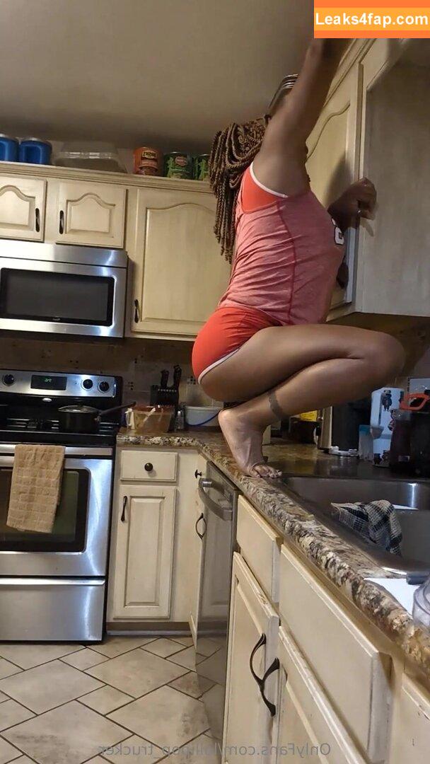 lollipop_lioness /  leaked photo photo #0016