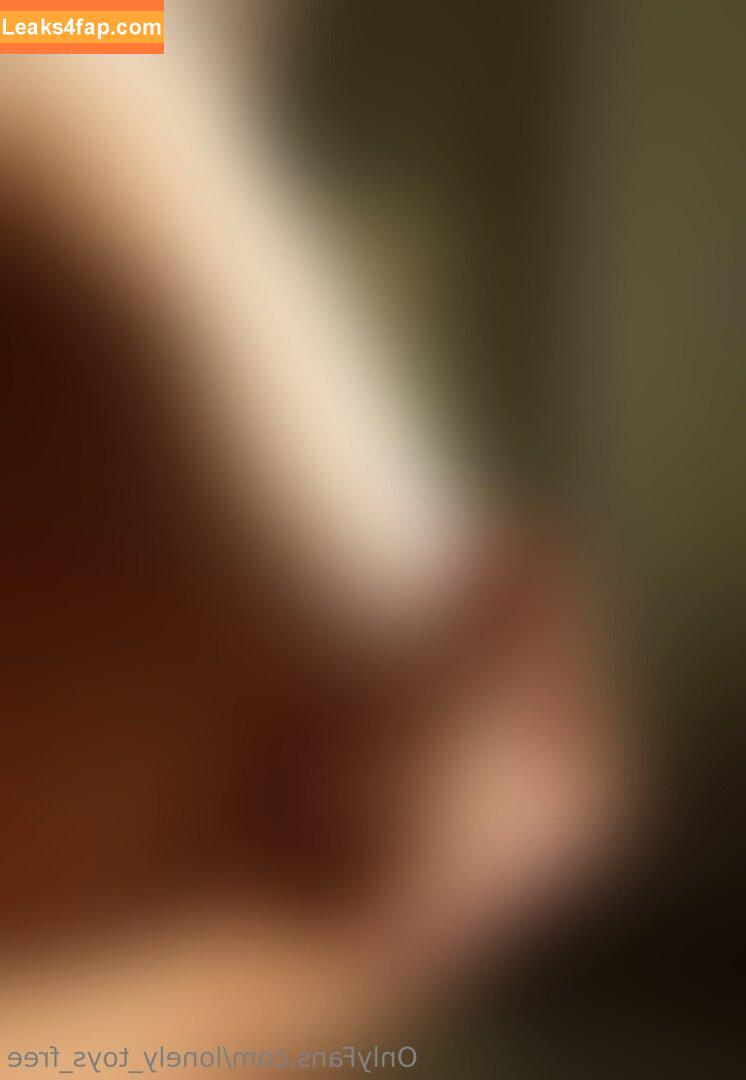 lonely_toys_free /  leaked photo photo #0132