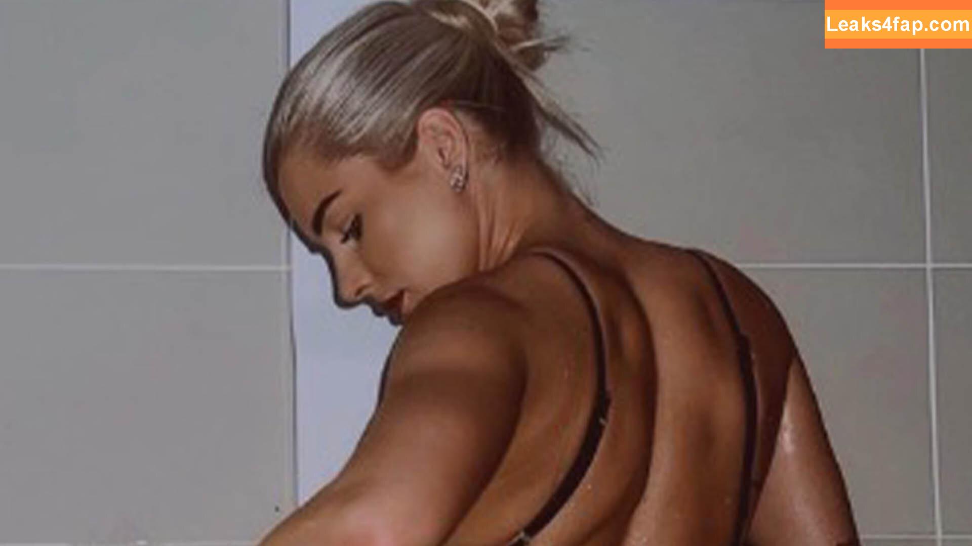 Madelene W /  leaked photo photo #0009