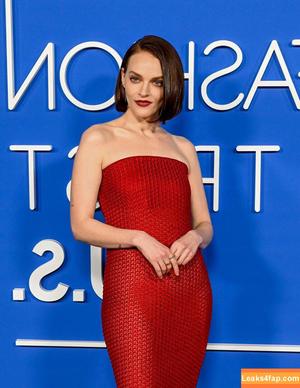 Madeline Brewer photo #0028