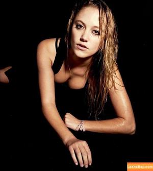 Maika Monroe photo #0042