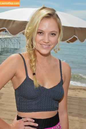 Maika Monroe photo #0055