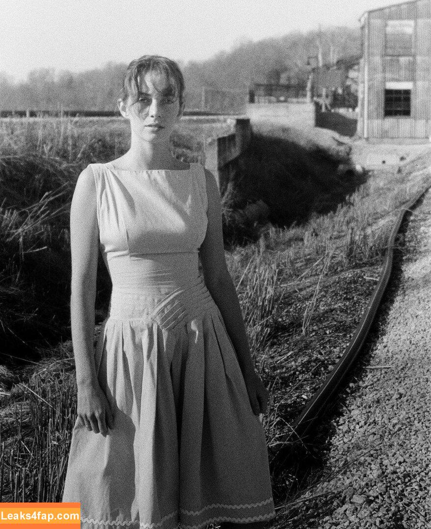 Maya Hawke / maya_hawke / neohawk2 leaked photo photo #0246