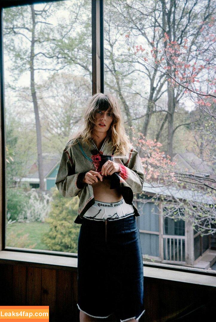Maya Hawke / maya_hawke / neohawk2 leaked photo photo #0347