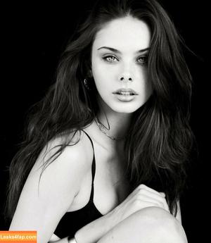 Meika Woollard photo #0136