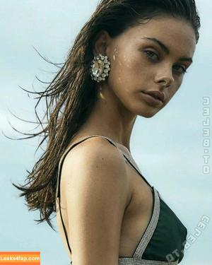 Meika Woollard photo #0398