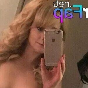 Melissa Rauch Fakes