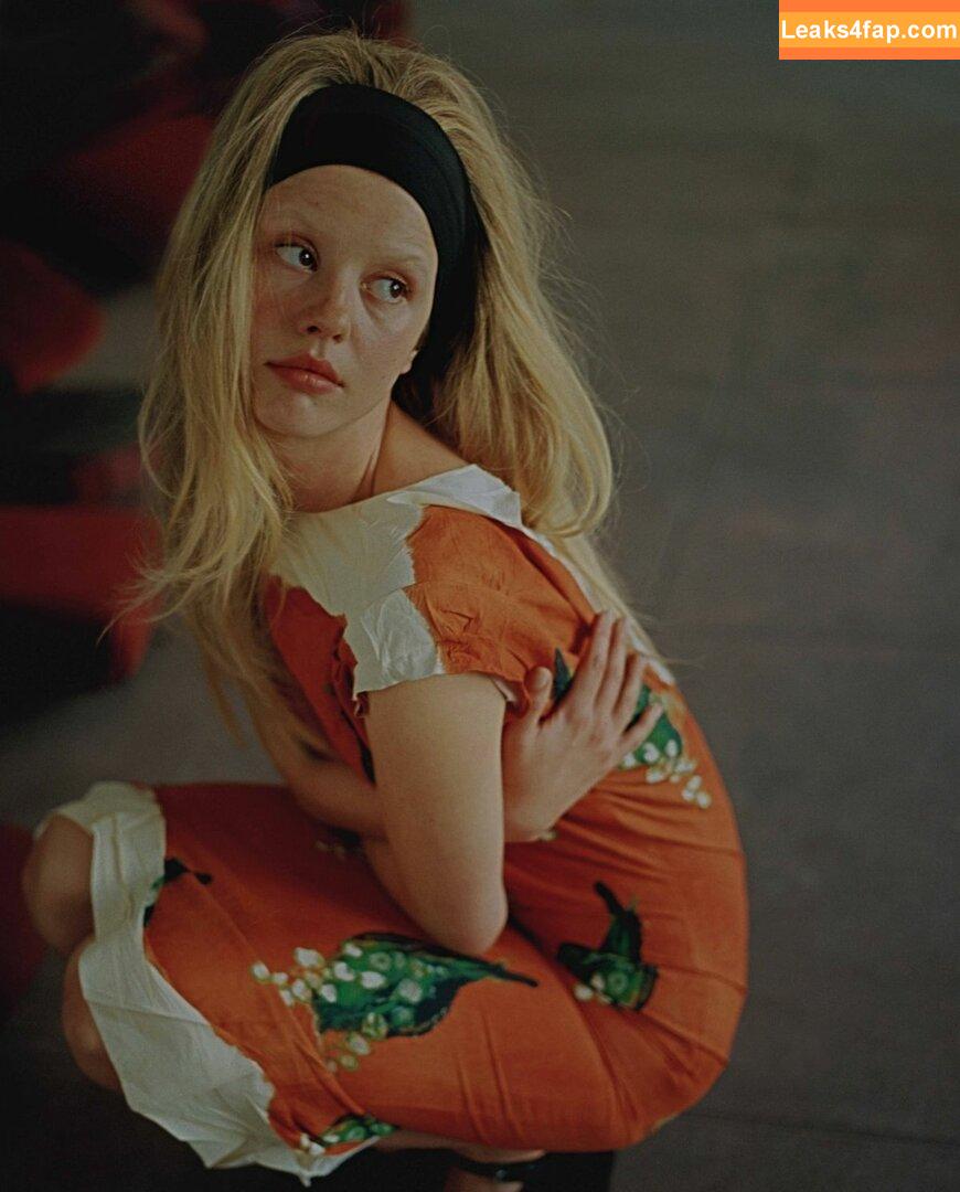 Mia Goth / goth.mia / officalmiagoth leaked photo photo #0086
