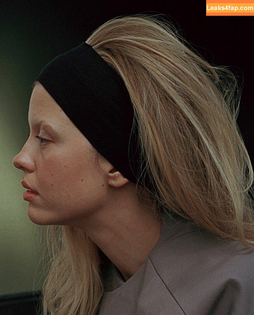 Mia Goth / goth.mia / officalmiagoth leaked photo photo #0094