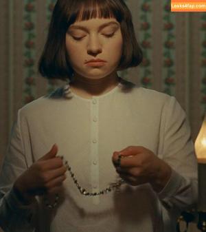 Mia Threapleton photo #0003