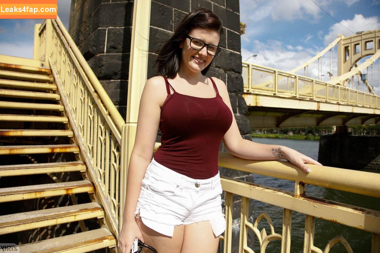 Michele T /  leaked photo photo #0012