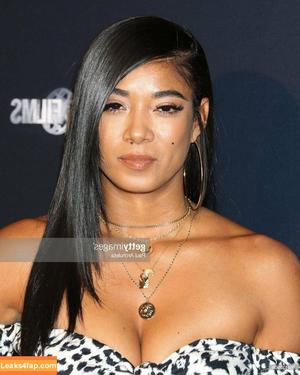 Mila J photo #0020