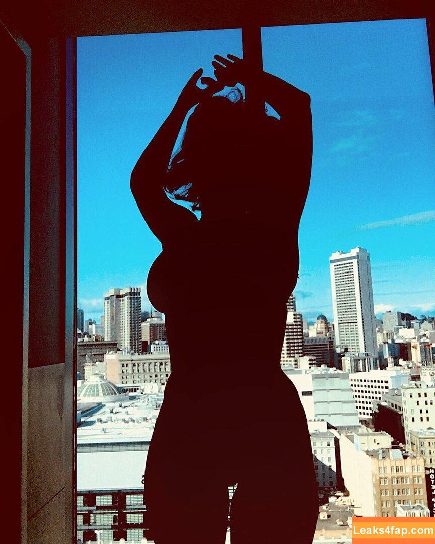 Milana Vayntrub / AT&T Girl / https: / mintmilana слитое фото фото #0051