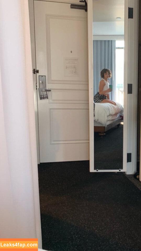 Milana Vayntrub / AT&T Girl / https: / mintmilana leaked photo photo #0189