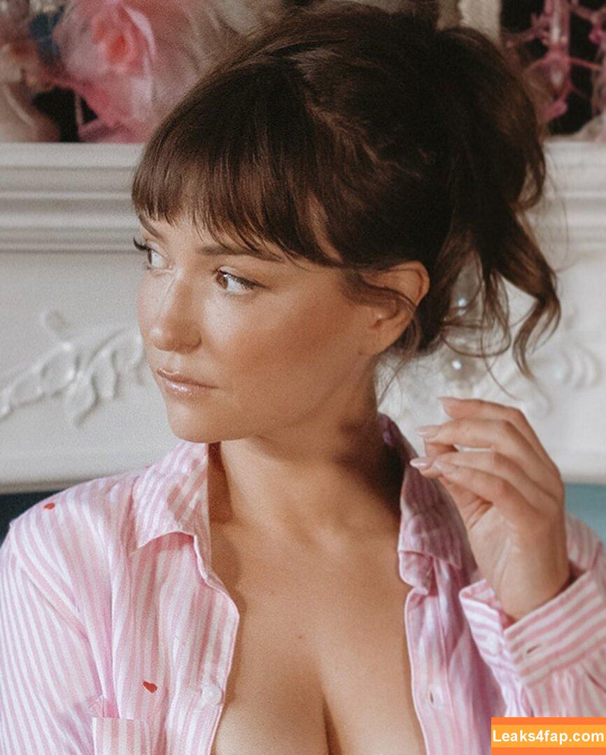 Milana Vayntrub / AT&T Girl / https: / mintmilana leaked photo photo #0634